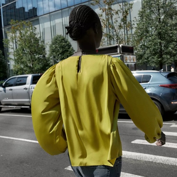 NEW! Zara Lime 🍋🟩 Green Satin Effect Cutout Sleeve Top - Picture 4 of 6